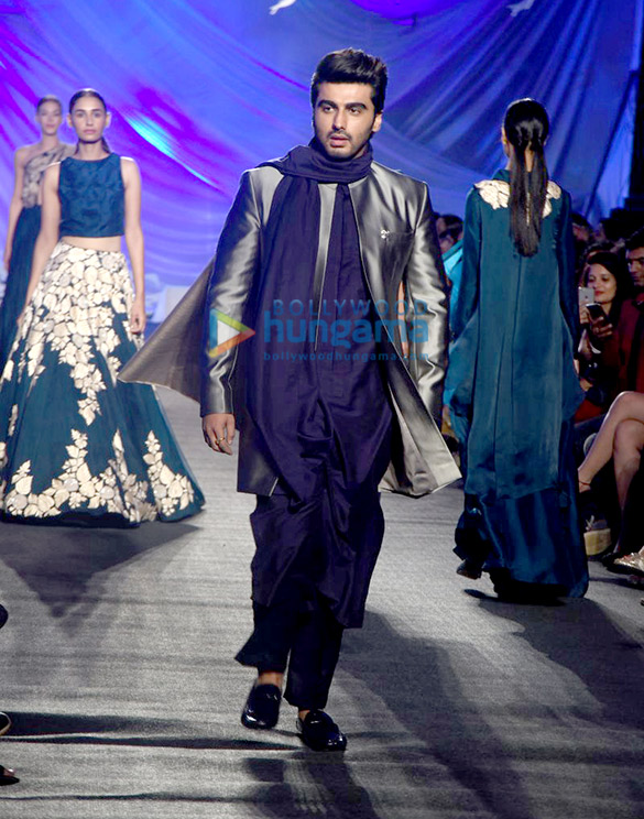 arjun kapoor jacqueline fernandez walk the ramp for manish malhotra at the lfw show 4