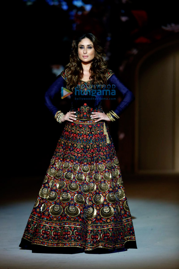 kareena kapoor khan walks the ramp for rohit bal at lfw 2016 finale 3