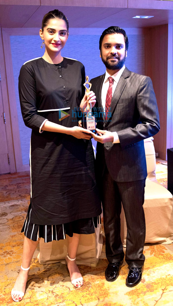 sonam kapoor receives the i am woman women empowerment award 2