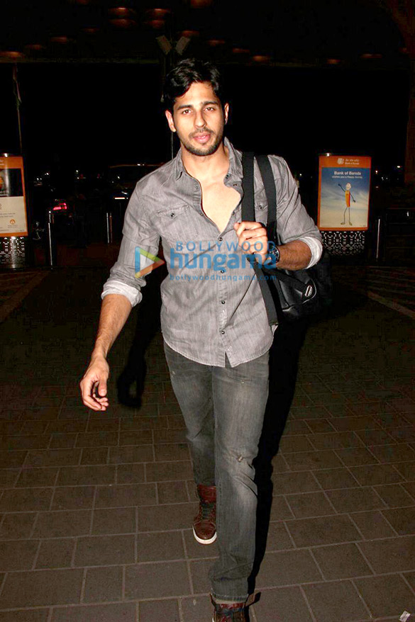 sidharth malhotra leaves to shoot for an advert in bangkok 5