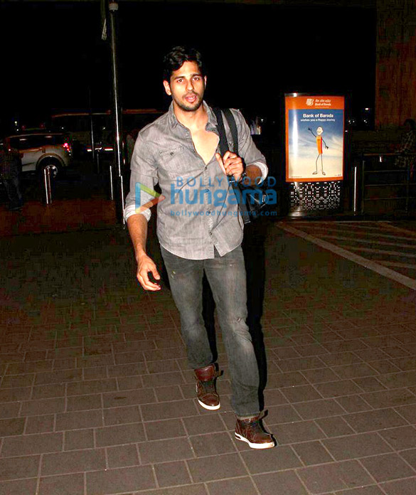 sidharth malhotra leaves to shoot for an advert in bangkok 3
