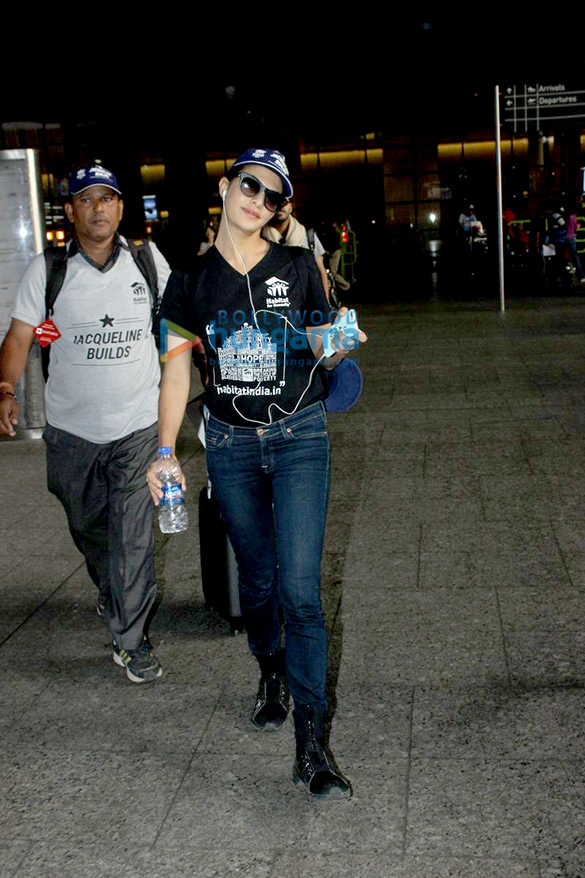 preity zinta jacqueline fernandez others snapped at the airport 3
