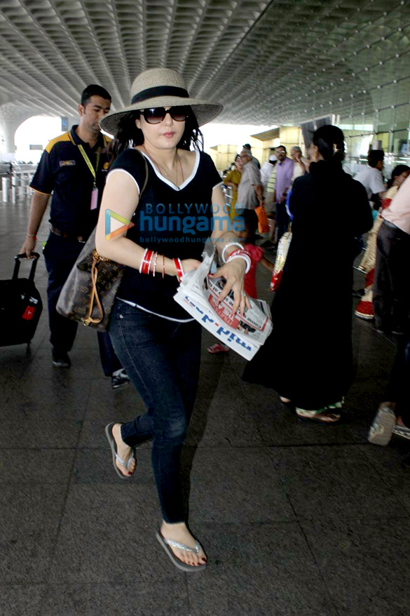 preity zinta jacqueline fernandez others snapped at the airport 9