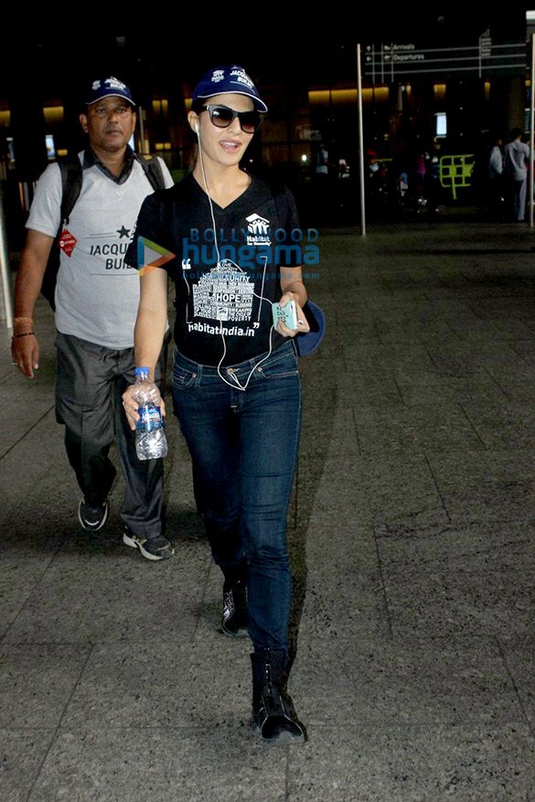 preity zinta jacqueline fernandez others snapped at the airport 7