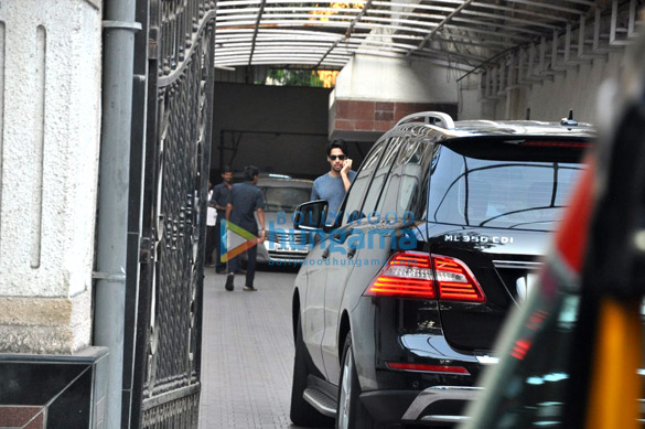sidharth malhotra snapped post meeting at karan johars office 7