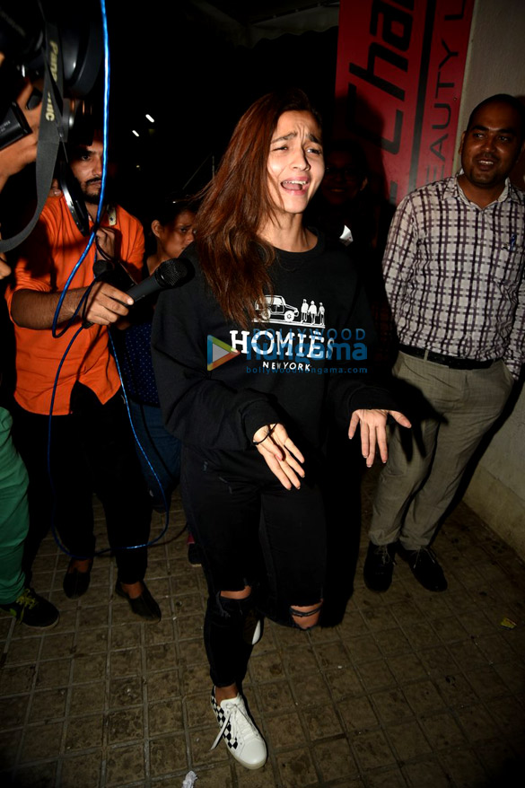 alia bhatt snapped with her mother post a screening of the jungle book 7