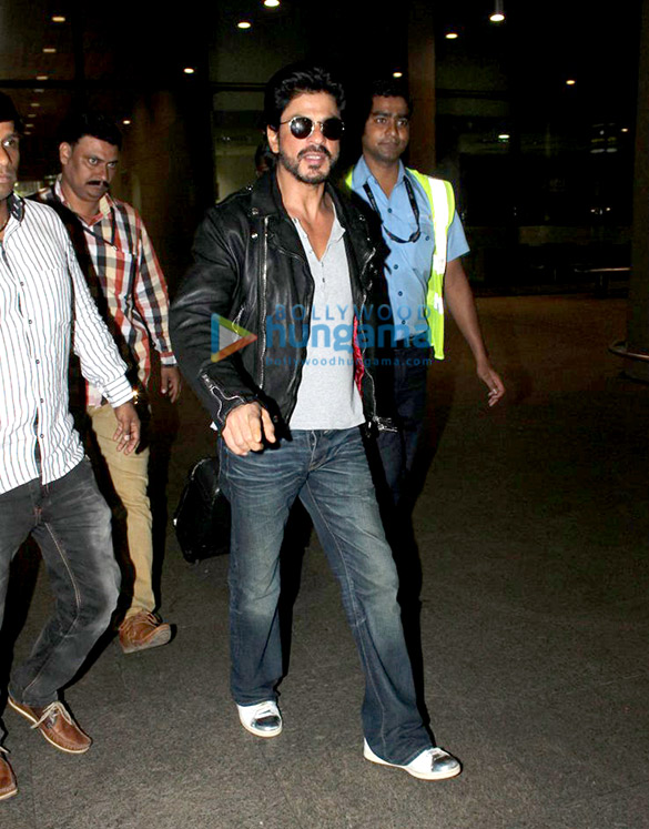 shah rukh khan arrives from london after promoting fan 4
