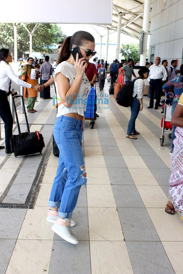 amy jackson snapped at the domestic airport 17