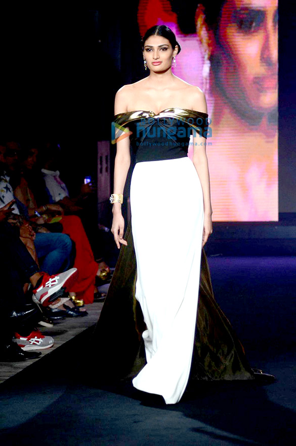 athiya shetty walks the ramp for artemis collection launch by bibhu mohapatra 4