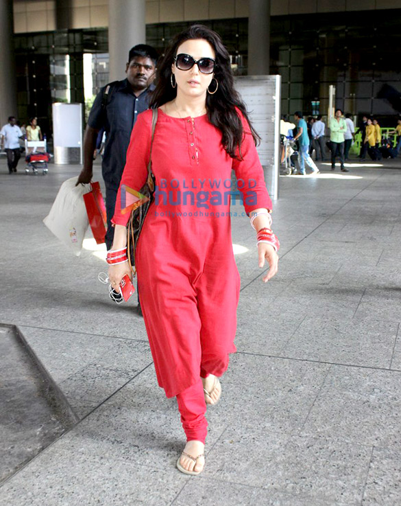 preity zinta snapped at the airport returning after her ipl match 9