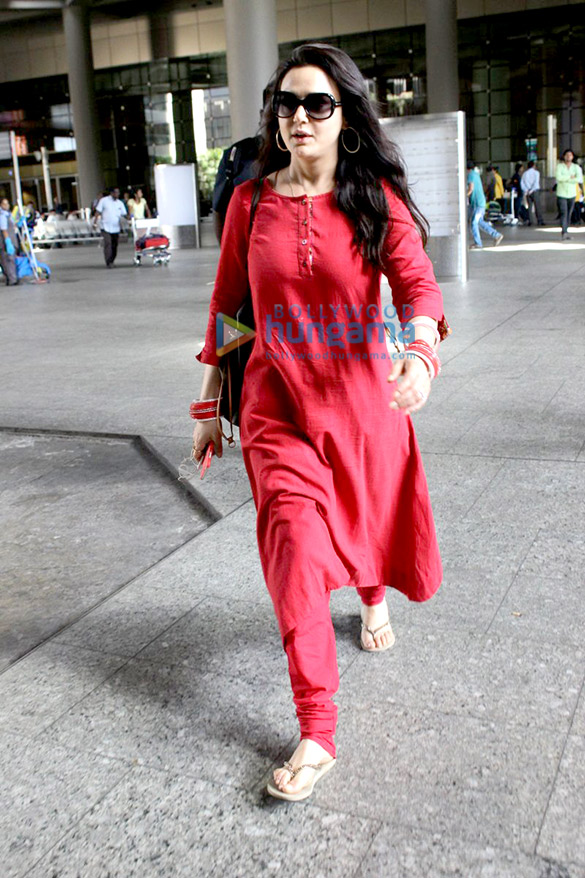 preity zinta snapped at the airport returning after her ipl match 10