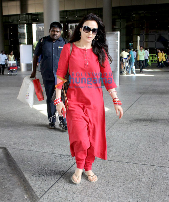 preity zinta snapped at the airport returning after her ipl match 8