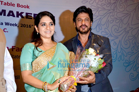 shah rukh khan at the launch of shaina ncs book movers makers 3