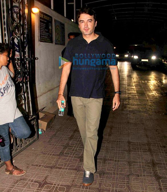 shah rukh khan varun dhawan others at dharma productions last day in current office get together 5