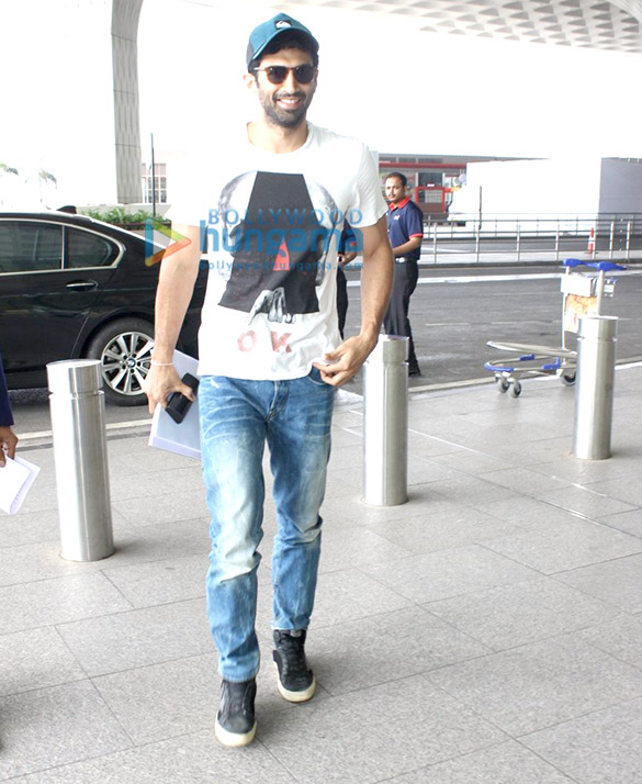 aditya roy kapur snapped at the mumbai domestic airport 4