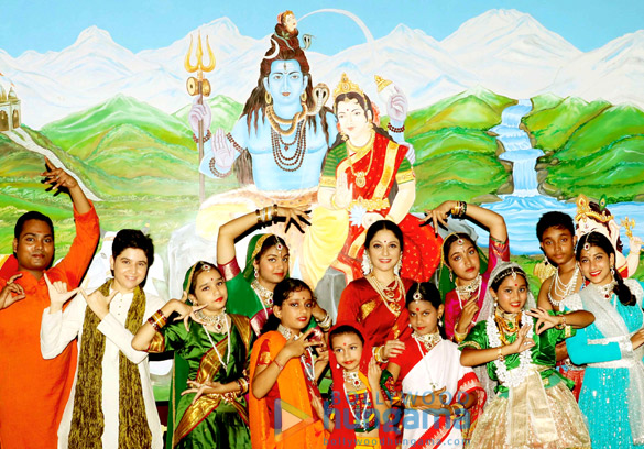 gracy singh celebrates international dance day with young kathak performers 2