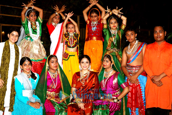 gracy singh celebrates international dance day with young kathak performers 5