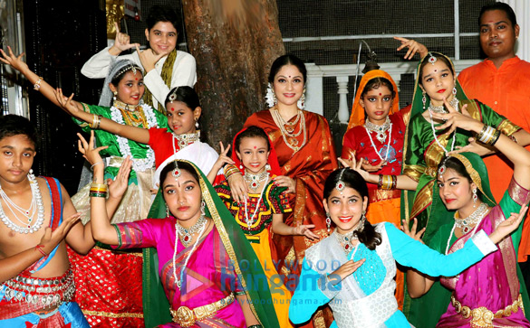 gracy singh celebrates international dance day with young kathak performers 4