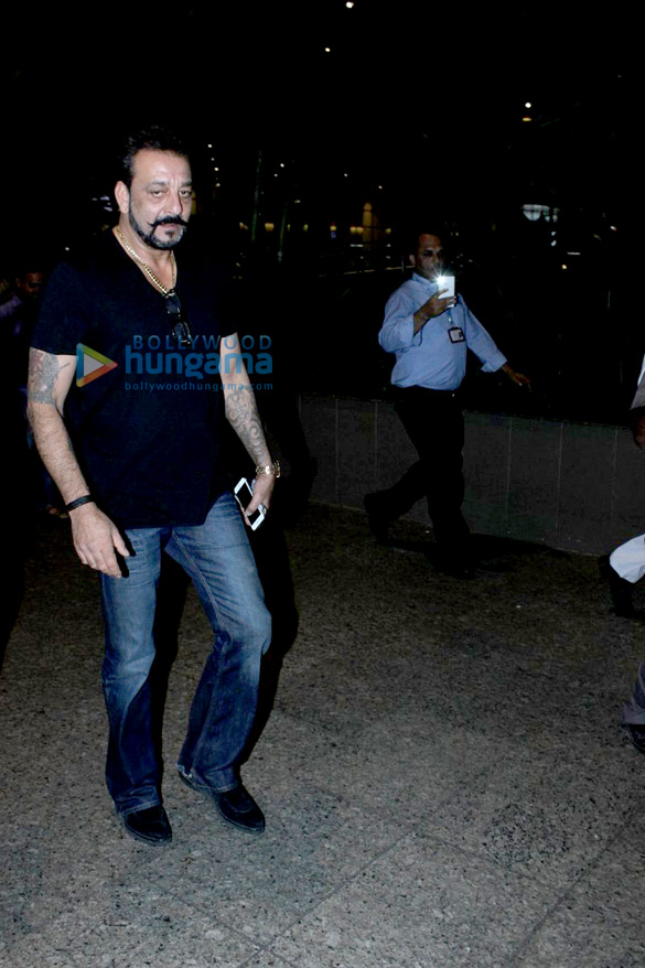farhan akhtar sanjay dutt snapped at the domestic airport 3