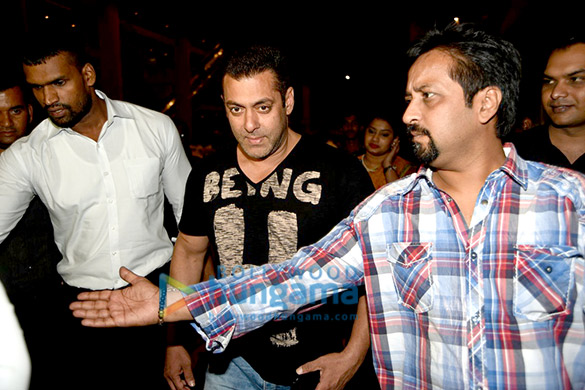 salman khan arrives with lulia vantur sushila charak alvira khan post his film sultans shoot in punjab 4