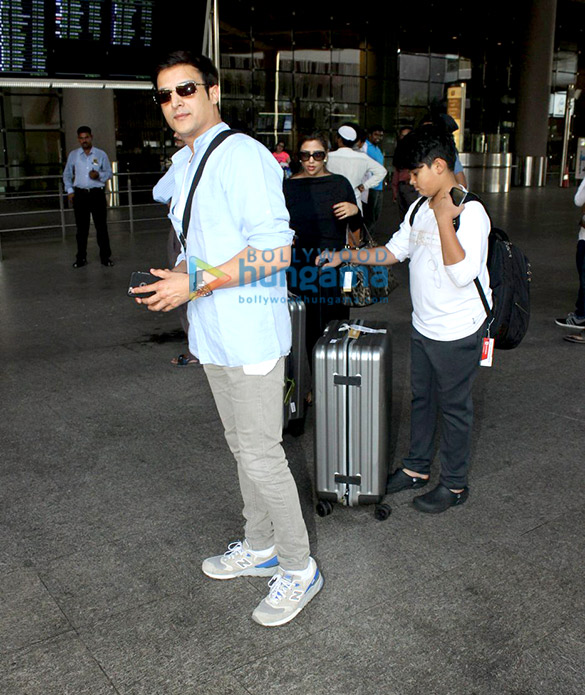 sonakshi sinha yaami gautam jimmy sheirgill snapped at the airport 4