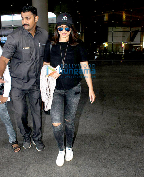 sonakshi sinha yaami gautam jimmy sheirgill snapped at the airport 2