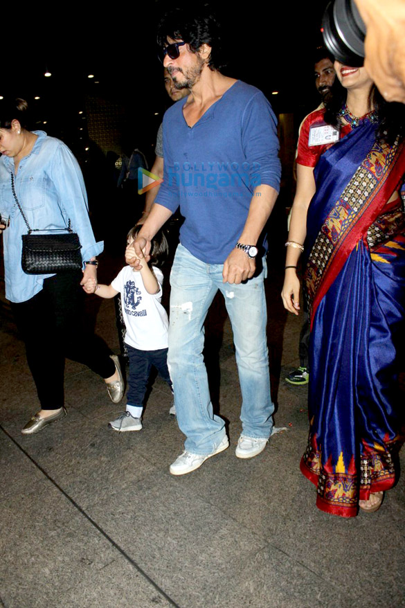 shah rukh khan and juhi chawla snapped at the airport returning after the kkr match in kolkata 4