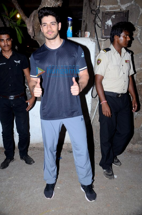sooraj pancholi snapped in bandra 3