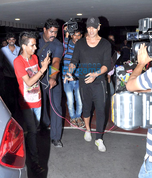 akshay kumar snapped at the mumbai airport 2