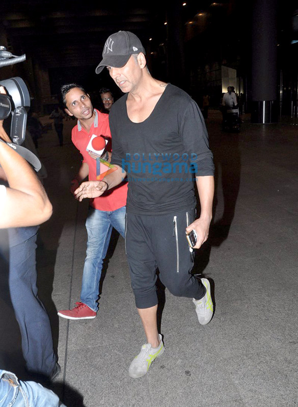 akshay kumar snapped at the mumbai airport 4