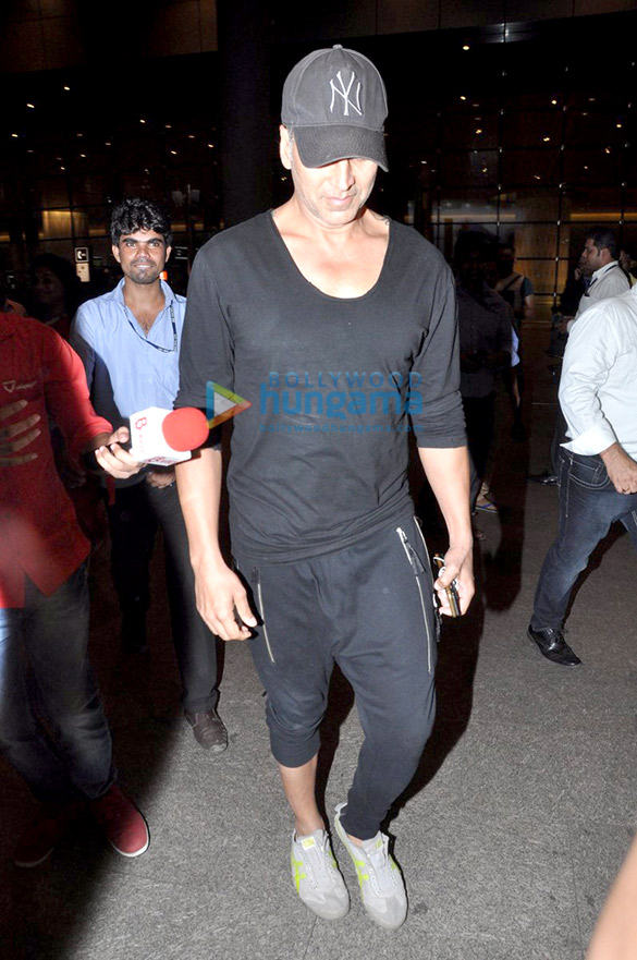 akshay kumar snapped at the mumbai airport 5