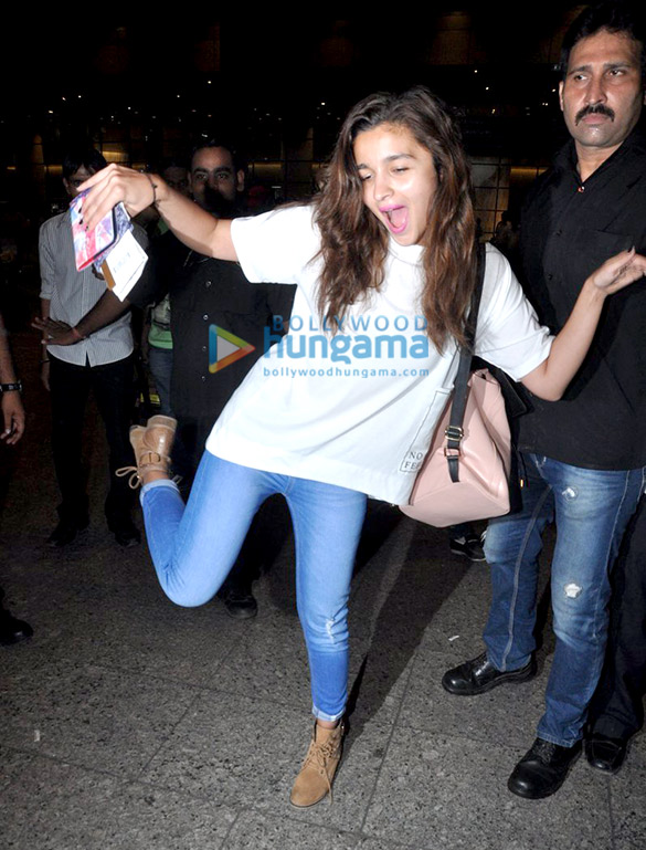 alia bhatt gauri shinde snapped returning from singapore 4