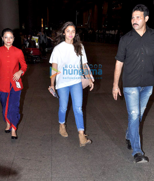alia bhatt gauri shinde snapped returning from singapore 6