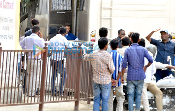 hrithik roshan snapped on the sets of kaabil 6