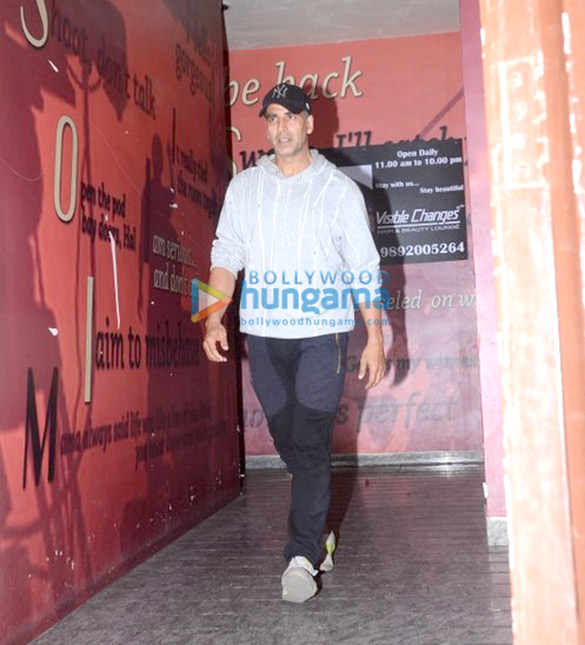 akshay kumar and family snapped post sarbjit screening 2