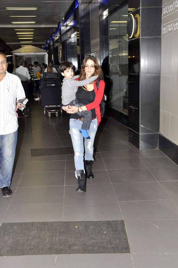 sussanne roshan snapped with her son 4