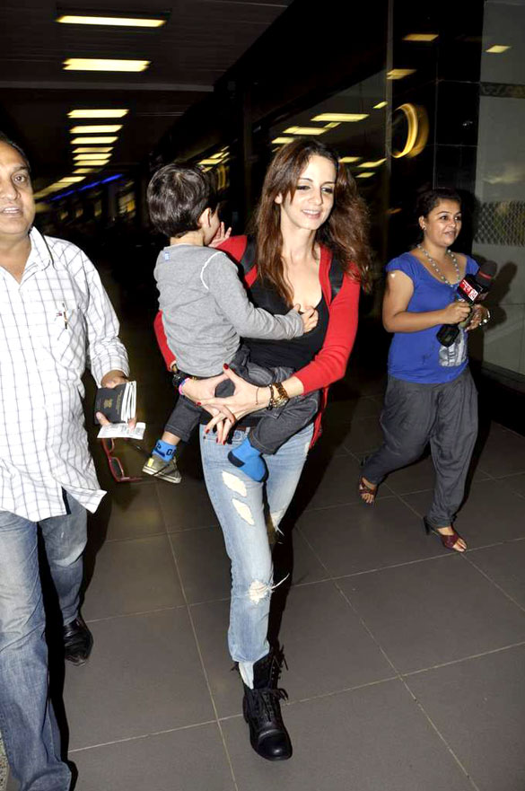 sussanne roshan snapped with her son 5