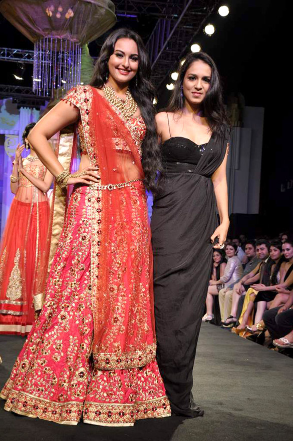 saif sonakshi walk the ramp at aamby valley india bridal fashion week 2012 2