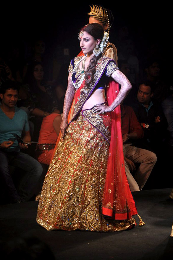 soha walks the ramp at aamby valley india bridal fashion week 2012 5