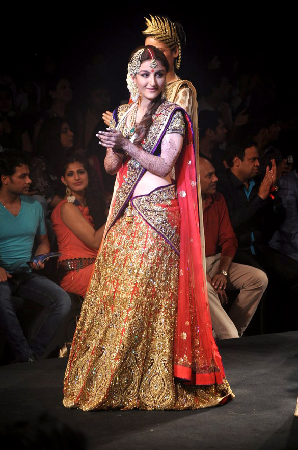soha walks the ramp at aamby valley india bridal fashion week 2012 4