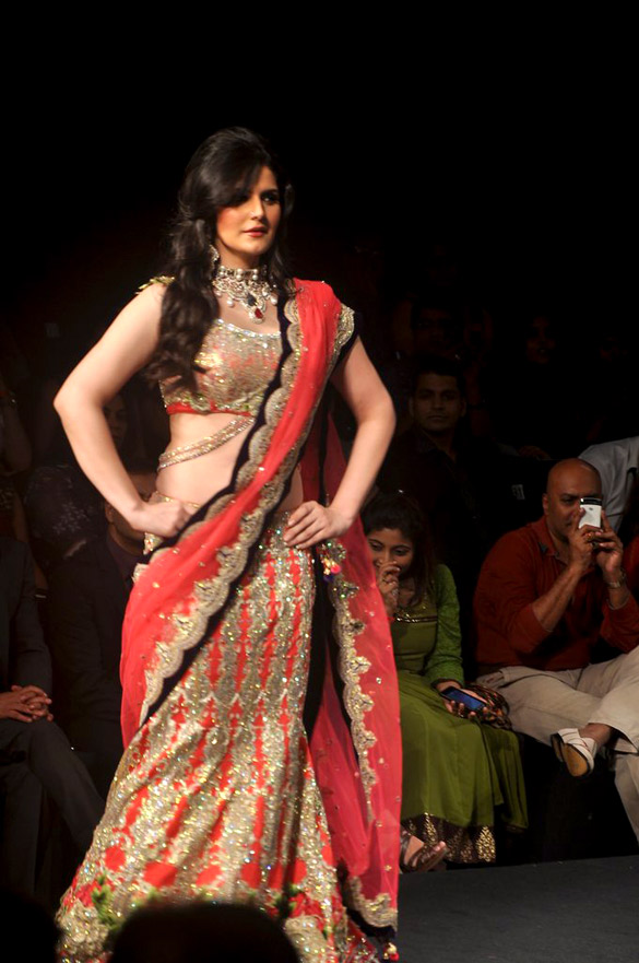 zarine walks the ramp at aamby valley india bridal fashion week 2012 4