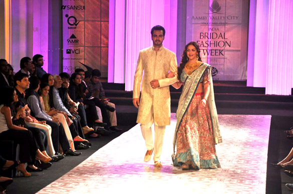 esha deol walks the ramp at aamby valley india bridal fashion week 2012 6
