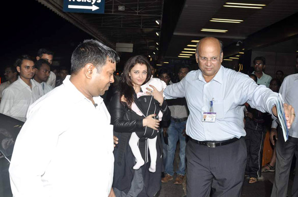 aishwarya rai snapped with aaradhya at the airport 3