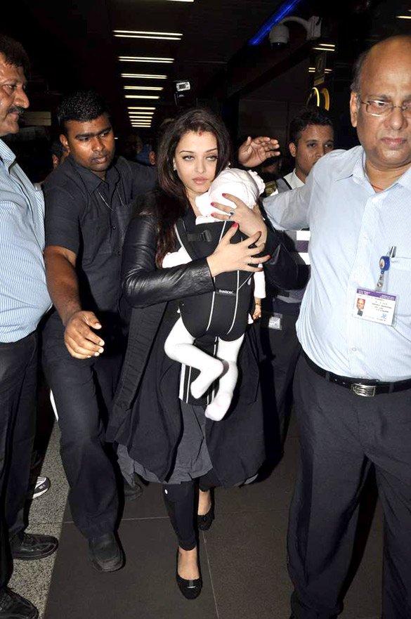 aishwarya rai snapped with aaradhya at the airport 5