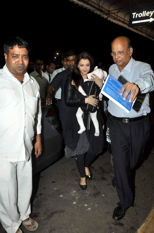 aishwarya rai snapped with aaradhya at the airport 7
