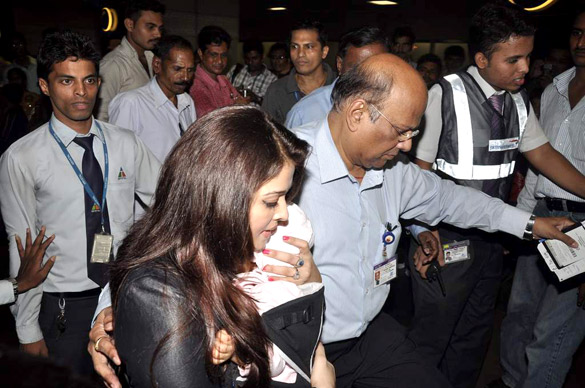 aishwarya rai snapped with aaradhya at the airport 9