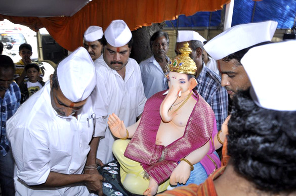 nana patekar celebrates the arrival of lord ganesh 7