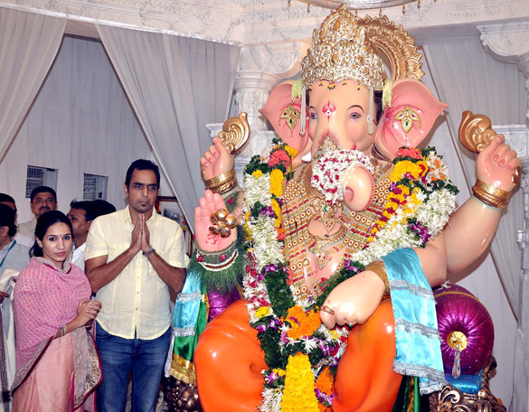 celebs visit andheri cha raja 4