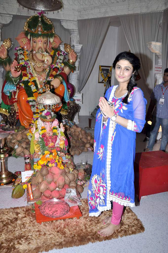 bollywood visits andheri cha raja to take blessing 4