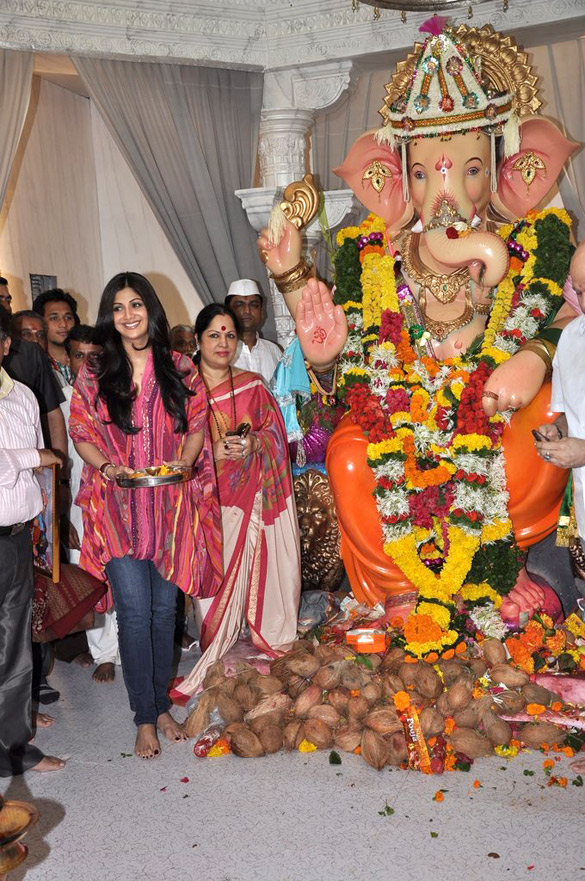 shilpa shetty with her family at andhericha raja 3